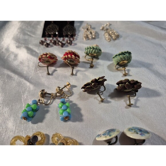 Vintage Lot Of 8 Pairs Of Screwback Earrings - Picture 10 of 11